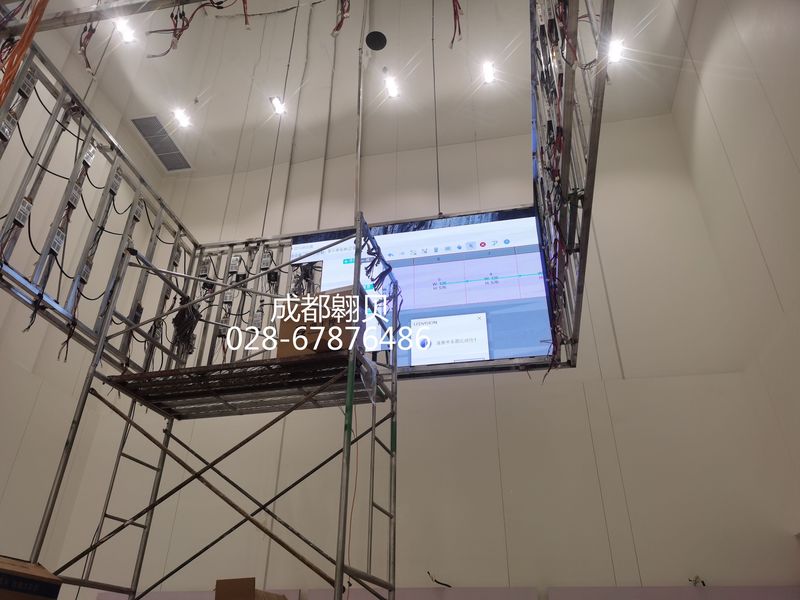 成都武侯区港汇天地异形LED显示屏 空中吊装工程与专业维修解析